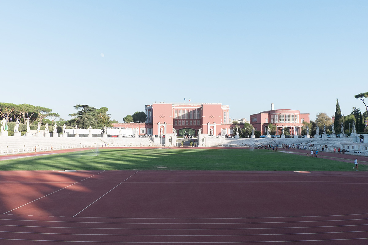 Lo Stadio dei Marmi e alle spalle il Palazzo ad %22H%22